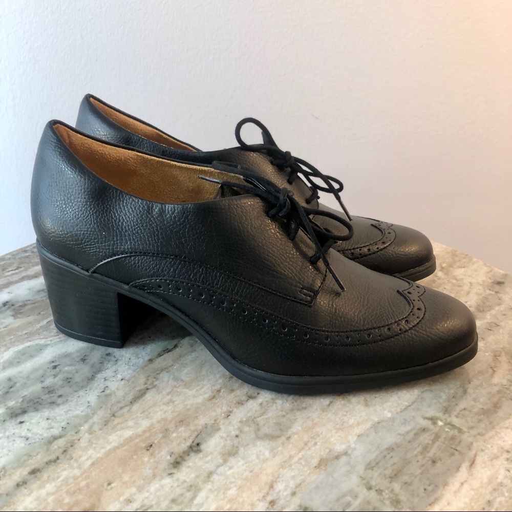 Naturalizer size 7 heeled oxfords wing tip black